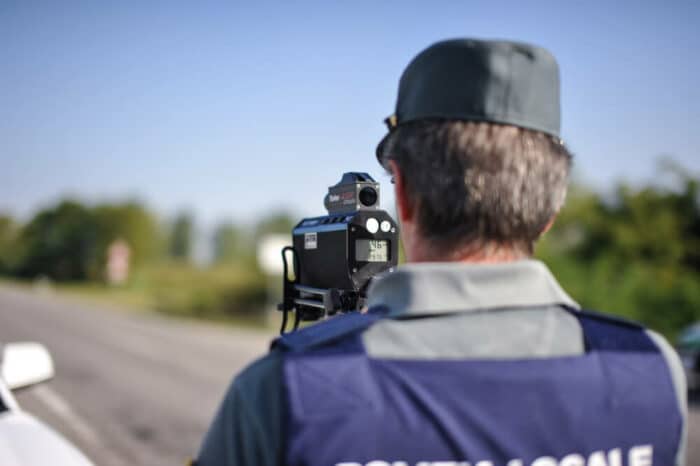 Contrôle de vitesse de policier