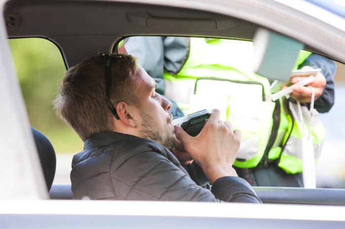 conducteur qui souffle dans éthylotest