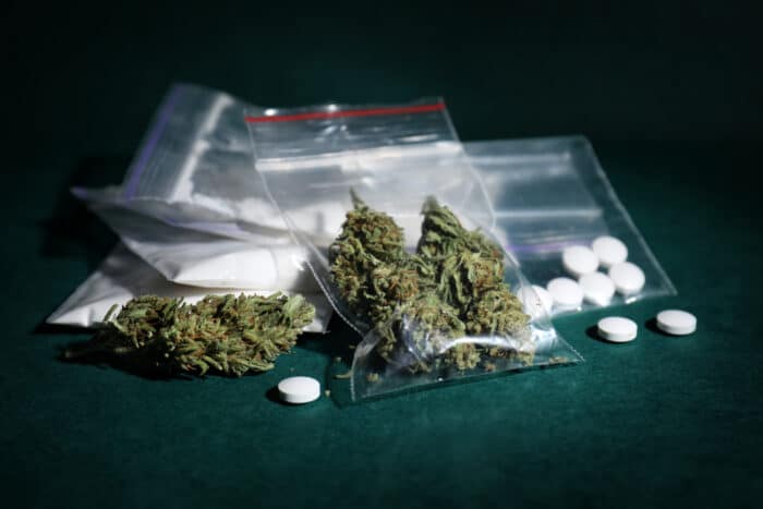Sachet des herbes et pilules de drogue