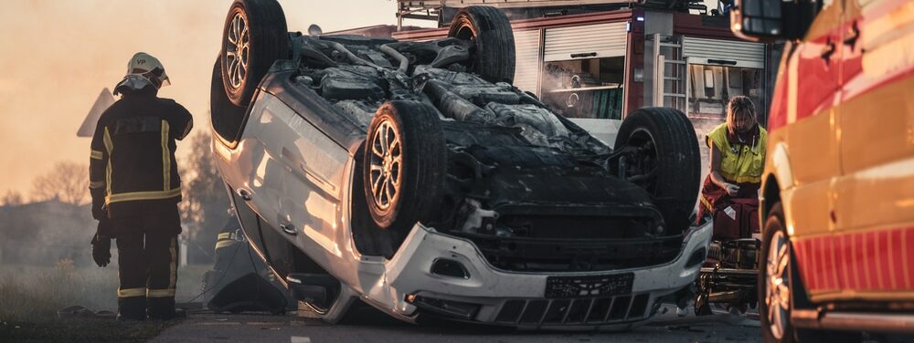 voiture renversée lors d'un accident voiture grave