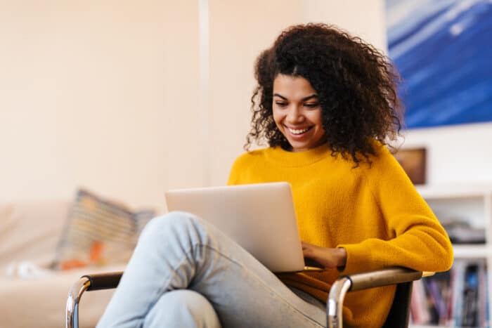 Femme heureuse qui peut résilier son contrat d'assurance en quelques cliques