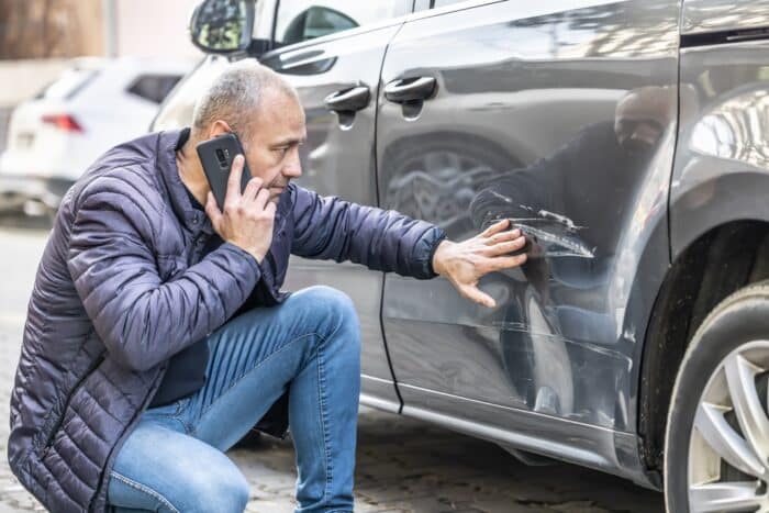 conducteur retrouve sa voiture abimée en stationnement