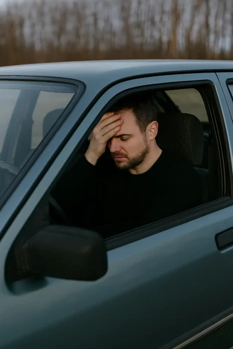 Homme seul dans une voiture apres une suspension de permis pour alcoolemie